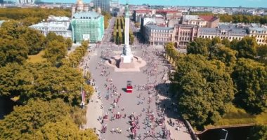 20 Mayıs 2018 - Riga, Letonya: Özgürlük heykelinin yanında koşan insanlarla 2018 Lattelecom maratonunun havadan görünümü - Milda.