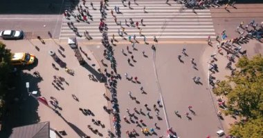 20 Mayıs 2018 - Riga, Letonya: Özgürlük heykelinin yanında koşan insanlarla 2018 Lattelecom maratonunun havadan görünümü - Milda.