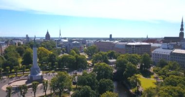 20 Mayıs 2018 - Riga, Letonya: Özgürlük heykelinin yanında koşan insanlarla 2018 Lattelecom maratonunun havadan görünümü - Milda.