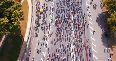 20 Mayıs 2018 - Riga, Letonya: Daugava nehir kıyısındaki eski şehir yakınlarındabaşlayan Lattelecom maratonu 2018'in havadan görünümü.