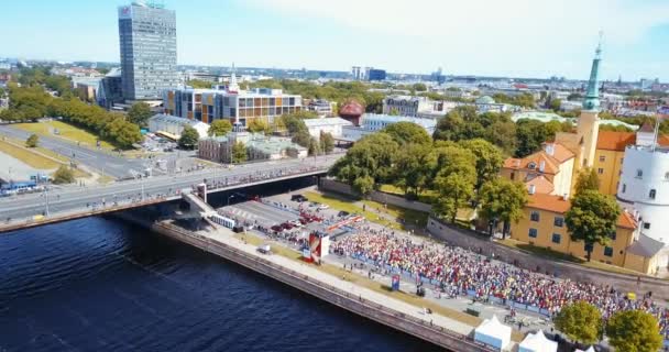 2018 拉脱维亚里加 2018 年拉特电信马拉松的鸟瞰图 从杜加瓦河岸附近的老城区开始 — 图库视频影像