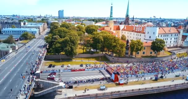 2018年5月20日 ラトビア ダウガヴァ川岸の旧市街近くで始まるラトテレコムマラソン2018の航空写真 — ストック動画