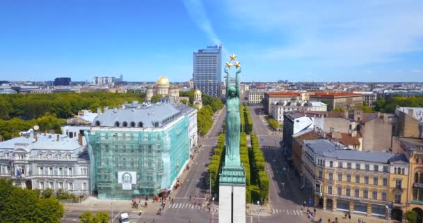 Mayıs 2018 Riga Letonya Özgürlük Heykelinin Yanında Koşan Insanlarla 2018 — Stok video