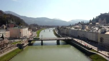 Salzach nehri, Salzburger Land, Avusturya ile tarihi Salzburg kenti üzerinde uçan. Arka planda Alpler ile havadan panoramik manzara.