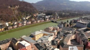 Salzach nehri, Salzburger Land, Avusturya ile tarihi Salzburg kenti üzerinde uçan. Arka planda Alpler ile havadan panoramik manzara.