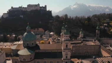 Salzburg Festung Hohensalzburg ile Salzburg siluetinin güzel havadan görünümü, Salzburger Land, Avusturya 