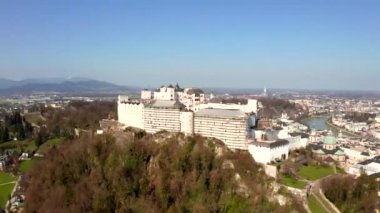Salzburg Festung Hohensalzburg ile Salzburg siluetinin güzel havadan görünümü, Salzburger Land, Avusturya 