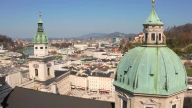 Güneşli bir bahar gününde Salzburg Katedrali veya Salzburger Dom havadan görünümü