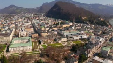Salzburg, Avusturya sonbaharda güneşli bir günde arka planda tarihi Hohensalzburg Kalesi ile ünlü Mirabell Bahçeleri havadan görünümü. 