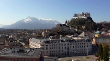 Salzburg Festung Hohensalzburg ile Salzburg siluetinin güzel havadan görünümü, Salzburger Land, Avusturya 