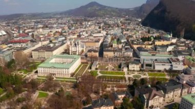 Salzburg, Avusturya sonbaharda güneşli bir günde arka planda tarihi Hohensalzburg Kalesi ile ünlü Mirabell Bahçeleri havadan görünümü. 