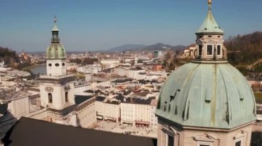 Güneşli bir bahar gününde Salzburg Katedrali veya Salzburger Dom havadan görünümü
