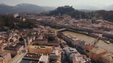 Salzach nehri, Salzburger Land, Avusturya ile tarihi Salzburg kenti üzerinde uçan. Arka planda Alpler ile havadan panoramik manzara.
