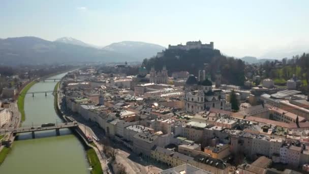 Flyger Över Den Historiska Staden Salzburg Med Salzach River Salzburger — Stockvideo