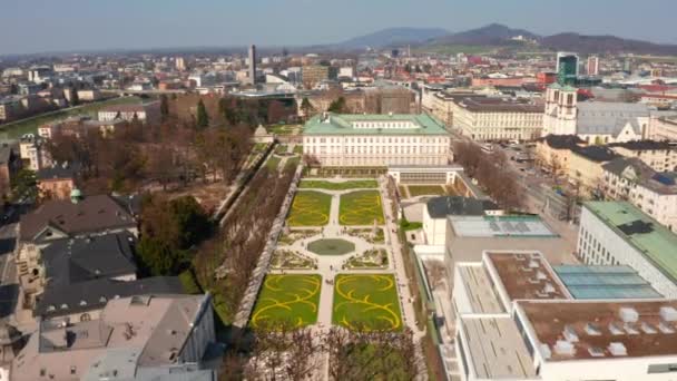 Vista Aérea Dos Famosos Jardins Mirabell Com Histórica Fortaleza Hohensalzburg — Vídeo de Stock