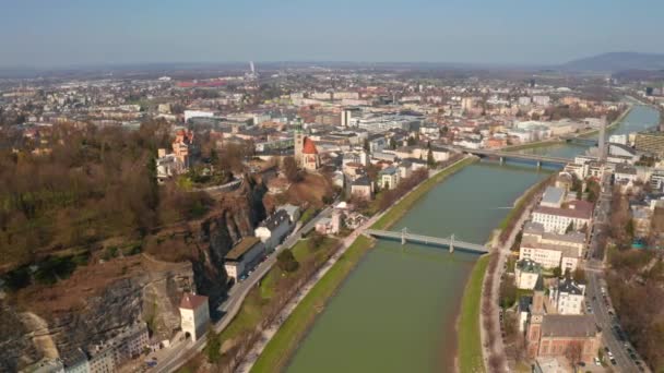 Пролітаючи Над Історичним Містом Зальцбург Річкою Зальцах Зальцбурзький Край Австрія — стокове відео