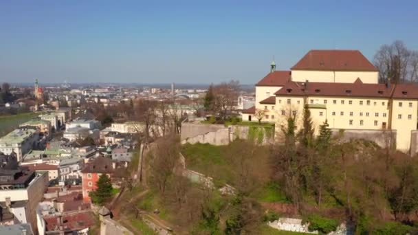 飞越历史名城萨尔茨堡与萨尔扎克河 萨尔茨堡土地 奥地利 背景与阿尔卑斯山的鸟瞰图 — 图库视频影像