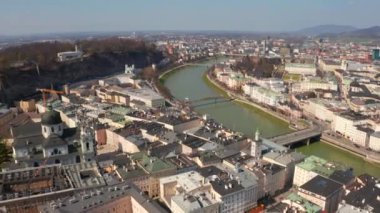 Salzach nehri, Salzburger Land, Avusturya ile tarihi Salzburg kenti üzerinde uçan. Arka planda Alpler ile havadan panoramik manzara.