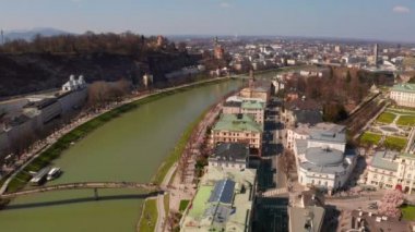 Salzach nehri, Salzburger Land, Avusturya ile tarihi Salzburg kenti üzerinde uçan. Arka planda Alpler ile havadan panoramik manzara.