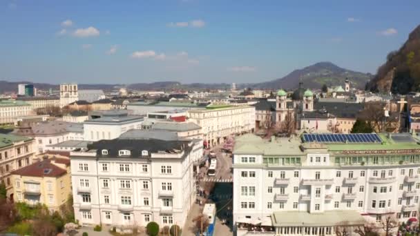 Flyger Över Den Historiska Staden Salzburg Med Salzach River Salzburger — Stockvideo