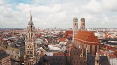 Havadan görünümü Marienplatz belediye binası ve Frauenkirche Munich, Almanya