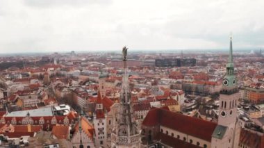Havadan görünümü Marienplatz belediye binası ve Frauenkirche Munich, Almanya