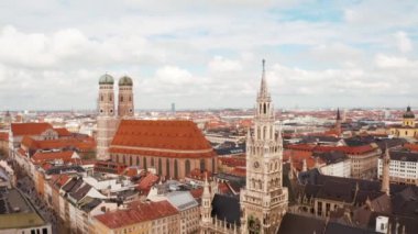 Havadan görünümü Marienplatz belediye binası ve Frauenkirche Munich, Almanya
