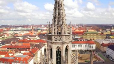 Havadan görünümü Marienplatz belediye binası ve Frauenkirche Munich, Almanya