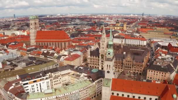 マリエン広場の市庁舎とドイツ ミュンヘン聖母教会の空中写真 — ストック動画