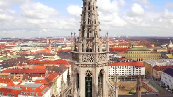マリエン広場の市庁舎とドイツ ミュンヘン聖母教会の空中写真 — ストック動画