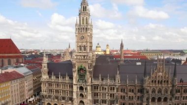 Havadan görünümü Marienplatz belediye binası ve Frauenkirche Munich, Almanya