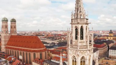 Havadan görünümü Marienplatz belediye binası ve Frauenkirche Munich, Almanya