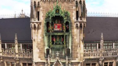 Havadan görünümü Marienplatz belediye binası ve Frauenkirche Munich, Almanya