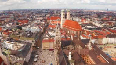 Havadan görünümü Marienplatz belediye binası ve Frauenkirche Munich, Almanya