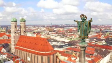 Havadan görünümü Marienplatz belediye binası ve Frauenkirche Munich, Almanya