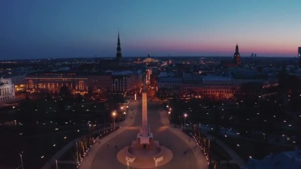 Letí Nad Krásnou Riga Soumraku Noci Operní Dům Riga Socha — Stock video
