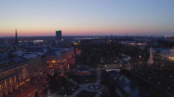 Voando Sobre Bela Riga Crepúsculo Noite Riga Opera House Estátua — Vídeo de Stock