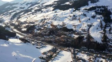 Alpler'deki Saalbach köyünün havadan görünümü. Kış aylarında küçük dağ kayak köyü.