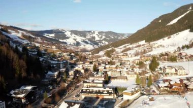Alpler'deki Saalbach köyünün havadan görünümü. Kış aylarında küçük dağ kayak köyü.