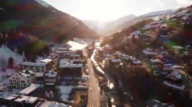Alpler'deki Saalbach köyünün havadan görünümü. Kış aylarında küçük dağ kayak köyü.