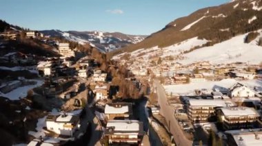 Alpler'deki Saalbach köyünün havadan görünümü. Kış aylarında küçük dağ kayak köyü.