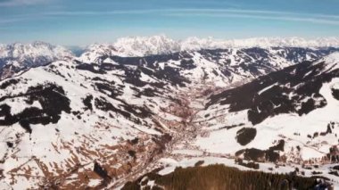Alpler'deki Saalbach köyünün havadan görünümü. Kış aylarında küçük dağ kayak köyü.