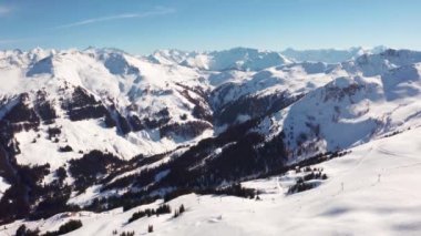 Alpler'deki Saalbach köyünün havadan görünümü. Kış aylarında küçük dağ kayak köyü.
