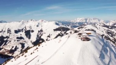 Avusturya Alpleri'ndeki kayak merkezinin havadan görünümü, geniş kayak pistleri, teleferikler ve kayalıklardan inip çıkan asansörler. Güzel Saalbach kayak merkezi.