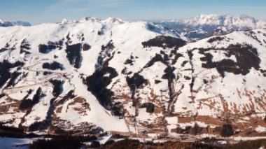 Alpler'deki Saalbach köyünün havadan görünümü. Kış aylarında küçük dağ kayak köyü.
