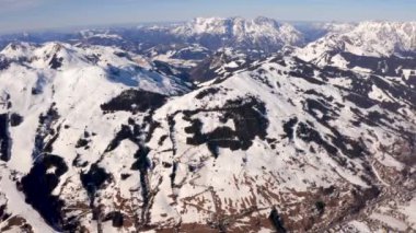 Alpler'deki Saalbach köyünün havadan görünümü. Kış aylarında küçük dağ kayak köyü.