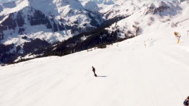 Saalbach kayak merkezinde Avusturya Alpleri'nde taze sabah yamaçları oyma Snowboarder.