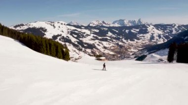 Saalbach kayak merkezinde Avusturya Alpleri'nde taze sabah yamaçları oyma Snowboarder.