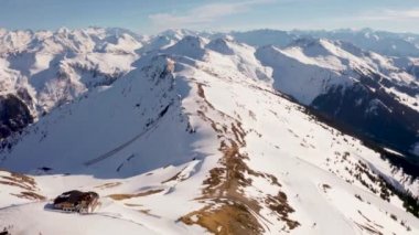 Avusturya Alpleri'ndeki kayak merkezinin havadan görünümü, geniş kayak pistleri, teleferikler ve kayalıklardan inip çıkan asansörler. Güzel Saalbach kayak merkezi.
