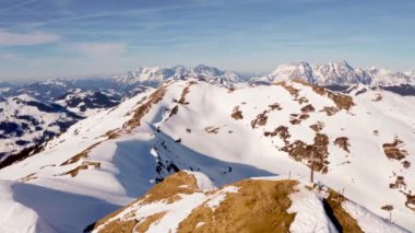 Avusturya Alpleri'ndeki kayak merkezinin havadan görünümü, geniş kayak pistleri, teleferikler ve kayalıklardan inip çıkan asansörler. Güzel Saalbach kayak merkezi.
